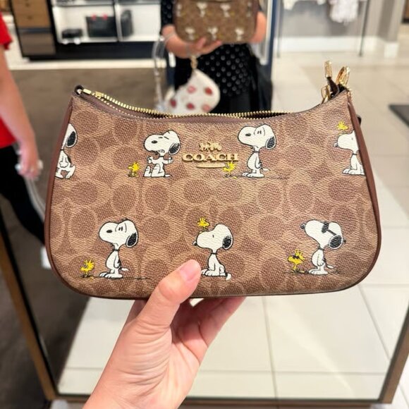 💎Coach X Peanuts Teri Shoulder Bag Signature Canvas Snoopy - Picture 1 of 5